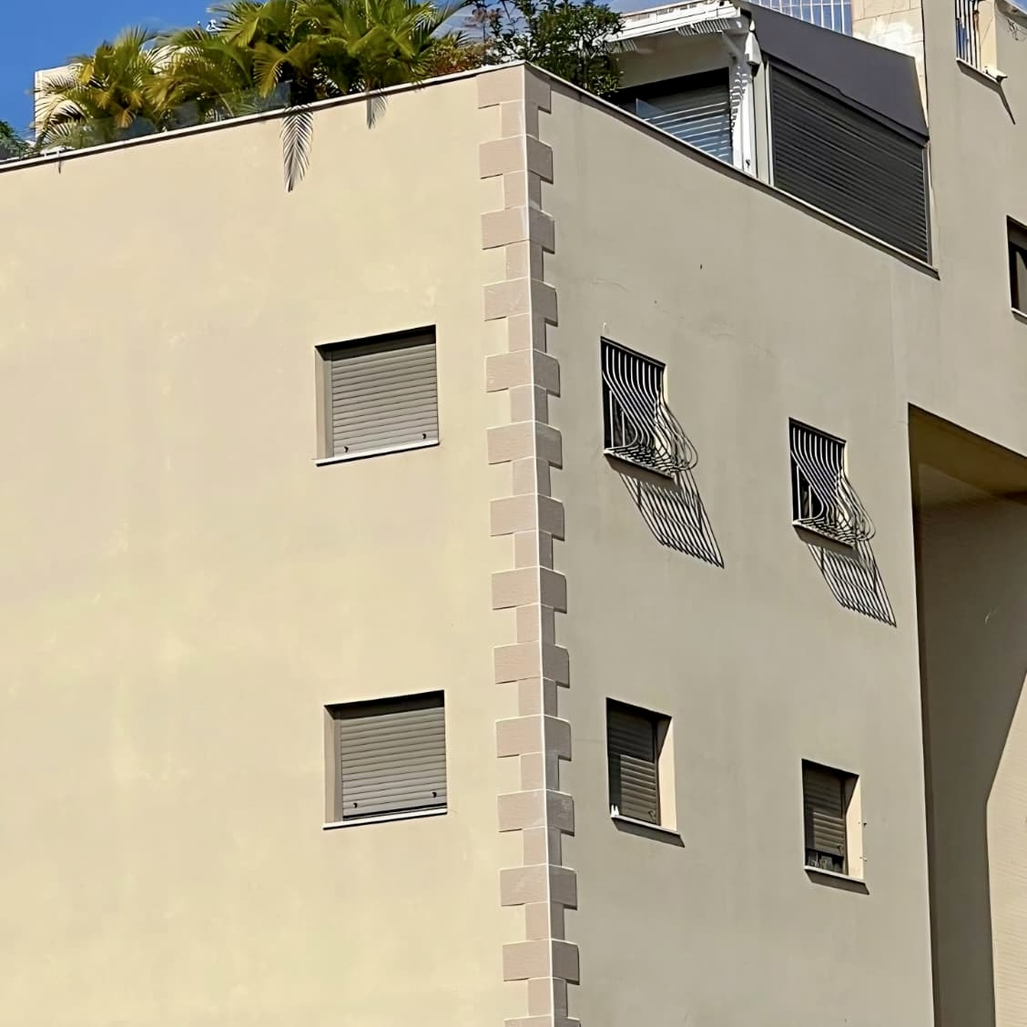 פינות אחרי התקנת אריחים דקורטיביים