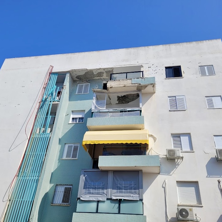 חזית לפני שיקום אחרי פגיעת רקטה
